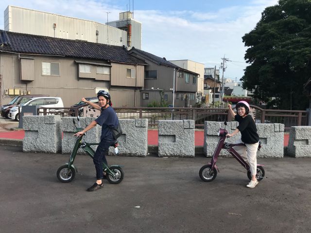 「ジョジョ石」と言われる擬音の石像がいっぱいある羽咋駅前。ジョジョ立ちでインスタ映え間違いなし!奇妙な冒険へレッツゴー!