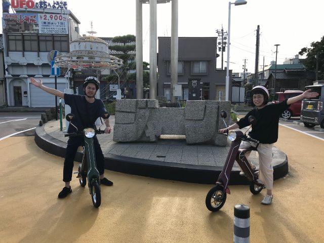 「ジョジョ石」と言われる擬音の石像がいっぱいある羽咋駅前。ジョジョ立ちでインスタ映え間違いなし!