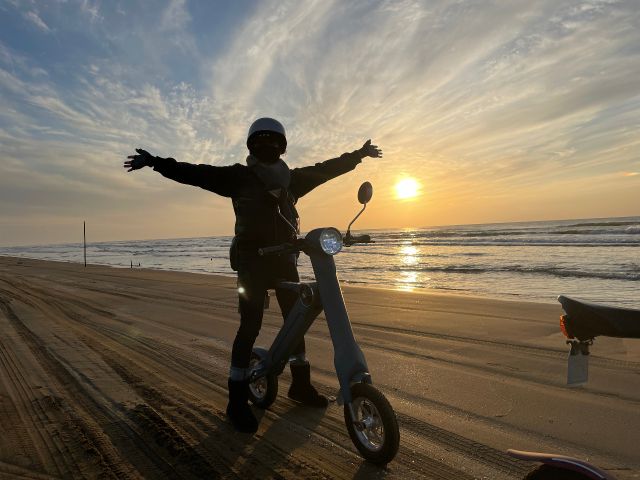 千里浜の夕陽を背に、大解放感!!ゆっくり落ちていく陽に大切な人との時間がより深く。明るい千里浜から夕陽まで全ての千里浜が心豊かに素敵な思い出に(⌒∇⌒)