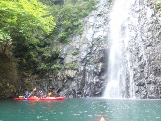 見どころの一つ不動の滝、水位が高いと滝に触れることがあります