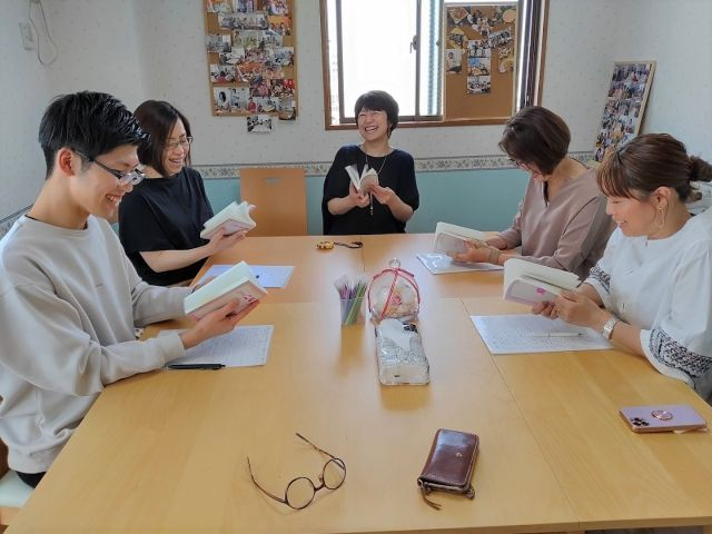 楽しく会話しながら脳トレ♪(画像はイメージ)