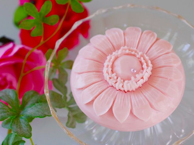 ソープ(石鹸)カービングで可憐なデイジーのお花を作ります。良い香りで癒しのインテリアになります。