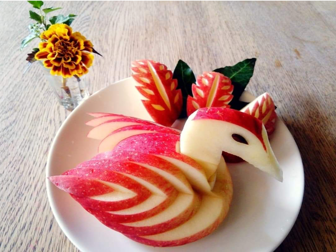 りんごカービングでスワンと葉っぱを制作します。サラダにのせてもかわいいですね。おもてなしにぴったりなデザインです。