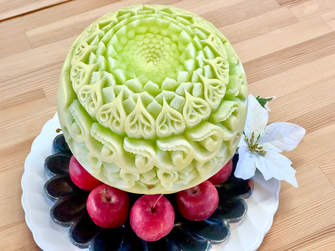 メロンで華やかなデザインを彫ります