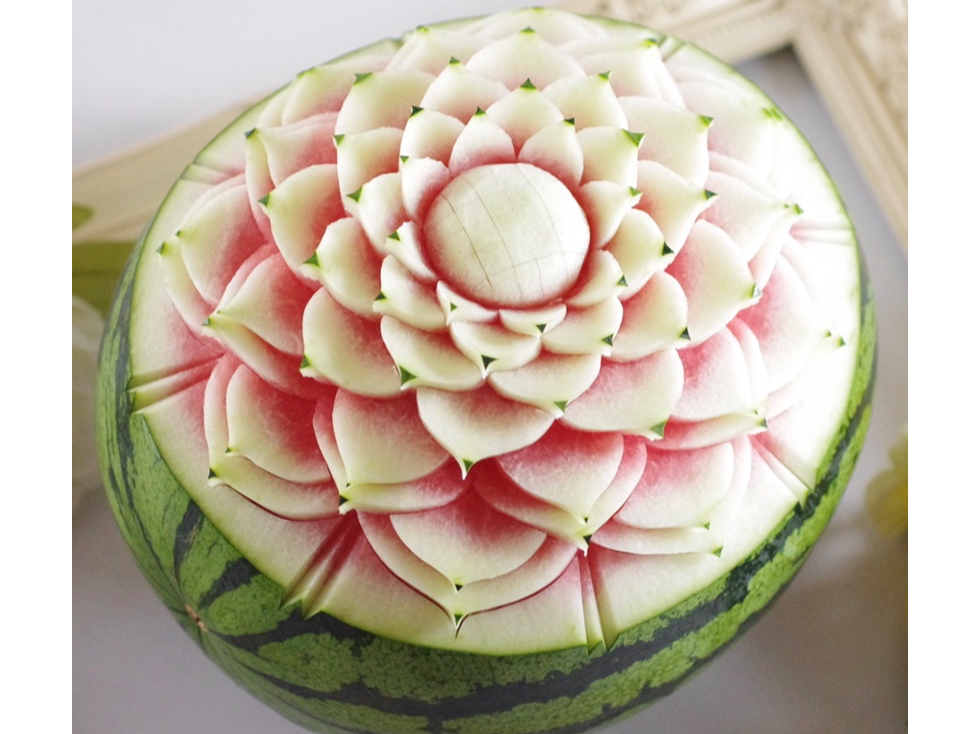 スイカで華麗なダリアの花をカービング