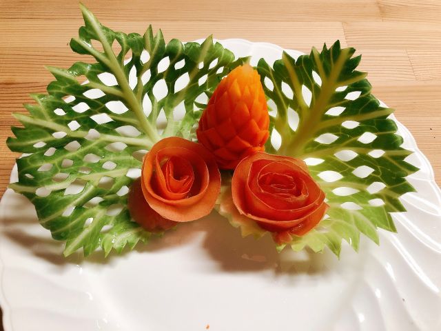 野菜のカービングです。キャベツやにんじん、トマトなど、季節の素材で食卓を楽しく彩ります。