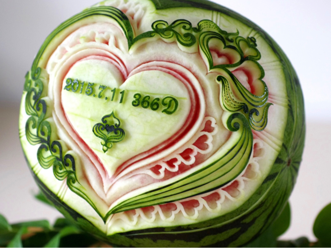 講師の作品です。スイカのフルーツカービングでプロポーズにとのご依頼で、たくさんのハートをちりばめたデザインです。もちろんプロポーズは大成功でした!