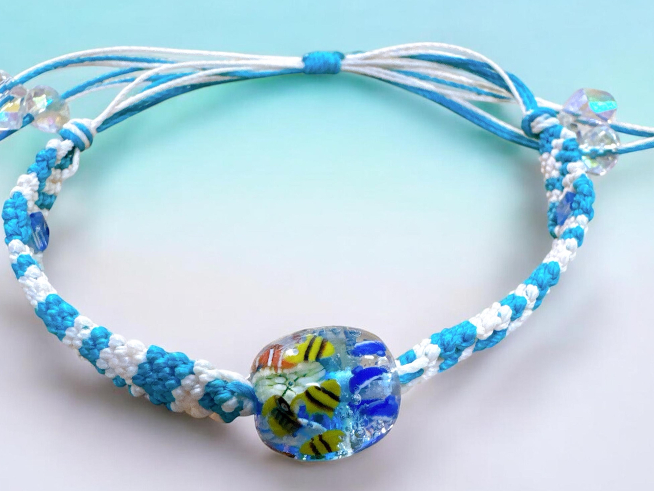 ��x�ʂɂ��F��ȃf�U�C��������܂��B���q�l�̃f�U�C���u���X���b�g�����Q�l�ɐ��񌩂Ă��������ˁB