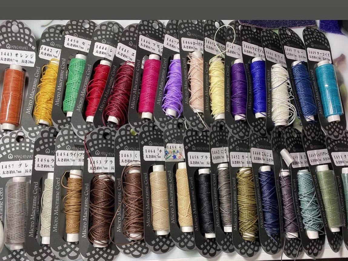 �R�̐F���������񂠂�܂��̂ŁA���D���ȐF��I��ŕ҂�ł݂܂��傤�B�V���o�[�E�S�[���h�E�l�I���J���[���������܂��B