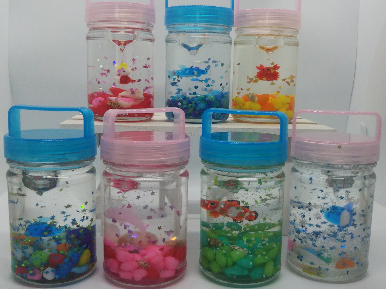 小石やホログラムを自由に選んで、世界で1つのスノードーム作りを楽しんで頂けます