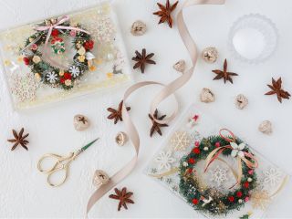 プリザーブドフラワーヒムロスギリース作成後 固まるハーバリウムプレートに浮かせます