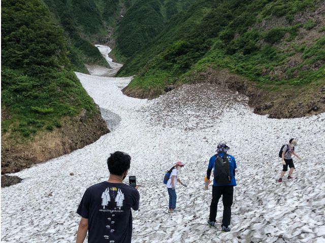 奥只見銀山平 中荒沢万年雪ハイキング 3時間 一般財団法人魚沼市地域づくり振興公社 じゃらん遊び体験 奥只見銀山平 中荒沢万年雪ハイキング 3時間 一般財団法人魚沼市地域づくり振興公社 じゃらん遊び体験