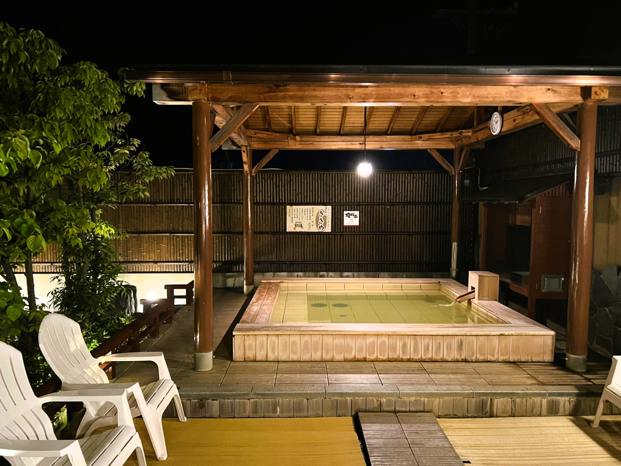 【檜風呂】大自然に育まれた檜のやわらかな芳香が、やさしく身体を包んでくれます。