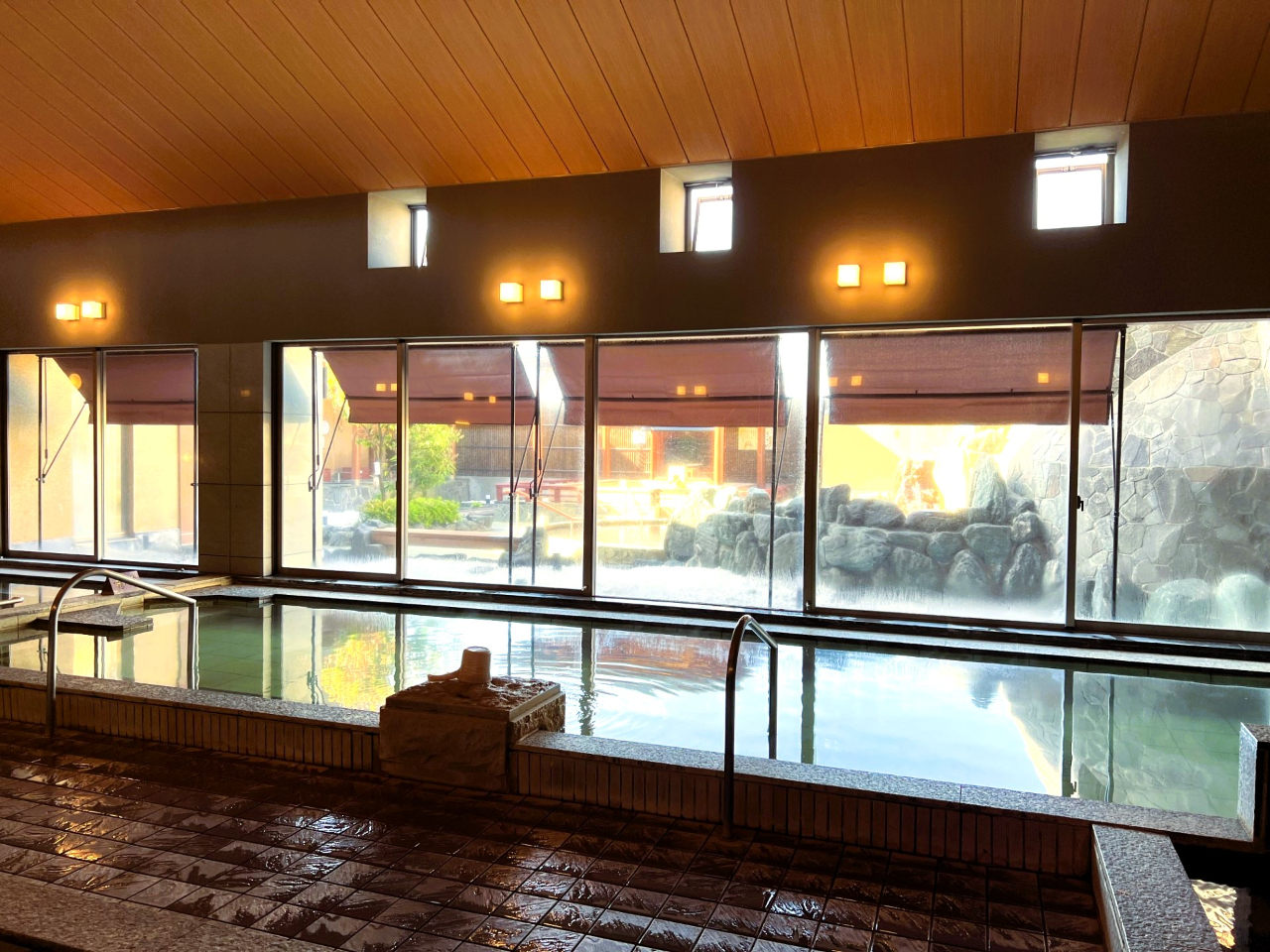 【大風呂】ご家庭では味わえない大きなゆっとりとした浴槽は疲れを癒し、活力を取り戻します。