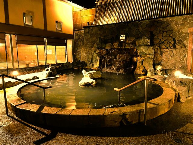 【岩風呂】大きな岩が、自然の雄大さを感じさせる広々とした空間。