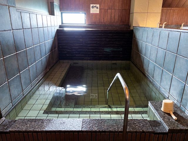 【水風呂】サウナで開いた毛穴を冷水で引き締めます。熱が逃げにくくなるので、湯冷め防止にも。