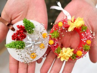 季節に応じて用意しているお花が違うので、その時の気持ちや季節によって印象が違うサシェをおつくりすることができます!(上のサシェはクリスマスの時期の作品)