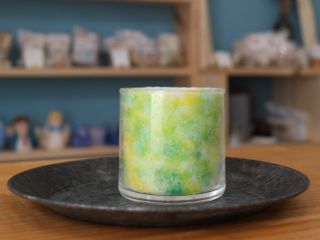 自分の好きな色を三色選んで絵を描くようにキャンドルを作りましょう