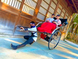 寺社仏閣では降りていただき、俥夫がご案内します