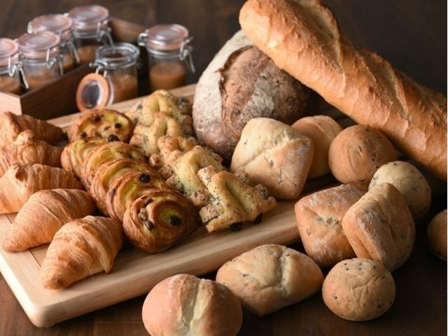 店内で香ばしく焼きあげた豊富なパン