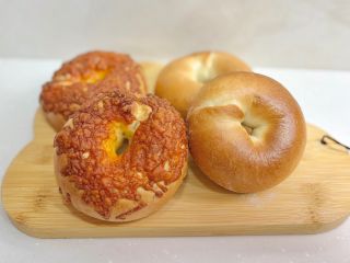 プレーン2個ともう 1種類2個お作りいただけます。バジルチーズ・セサミチーズ・チョコチップ・クランベリーとクリームチーズなどからお選びいただけます。