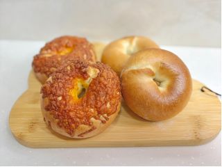 プレーン2個ともう1種類2個お作りいただけます。(バジルチーズ・ササミチーズ・チョコチップ・クランベリー&クリームチーズ等)