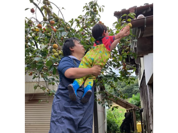 次郎柿を手で取る3歳