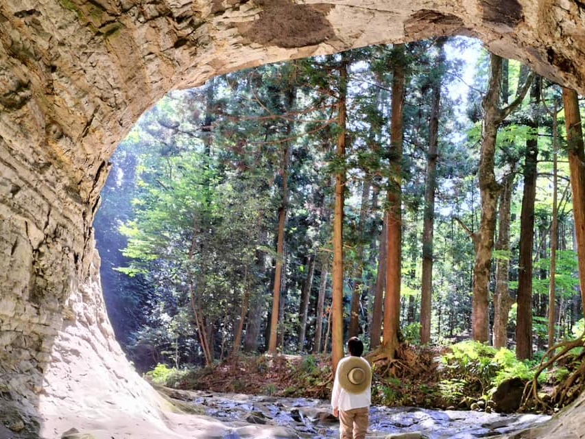 種まきの後には、開墾場の焚き見学 絶景の手取り洞窟 先祖の力強さを感じます。