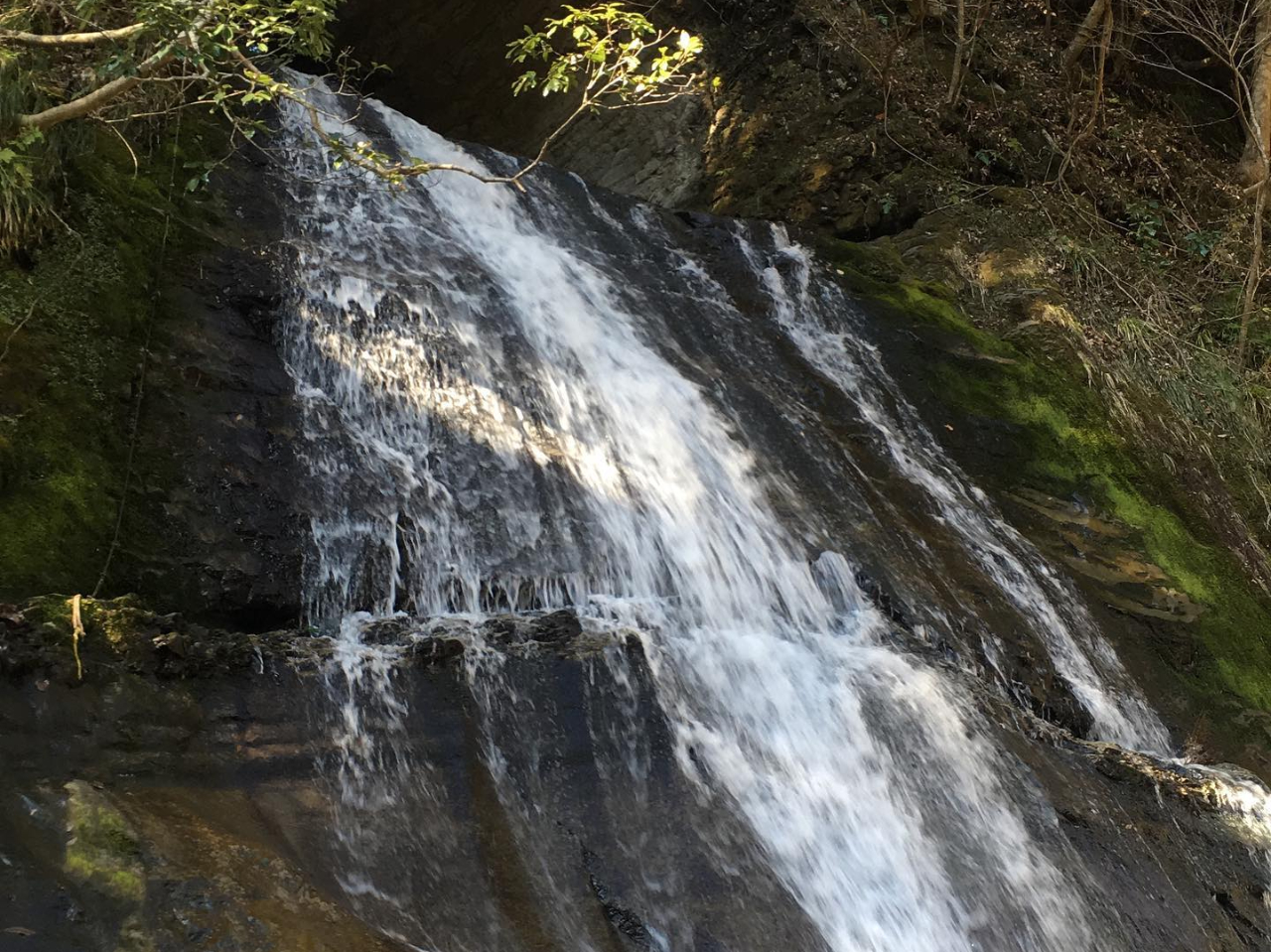 手取り洞窟『開墾場の滝』は。パワースポット です。