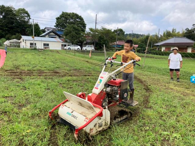 乗用草刈り機も名人です。すごいな!小学1年生。