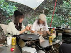 山神様の下で御利益キャンプ。仮設トイレがあります。車横付けできます。春は、桜、ミツバツツジ、秋は紅葉の音事協の森と隣接しています。