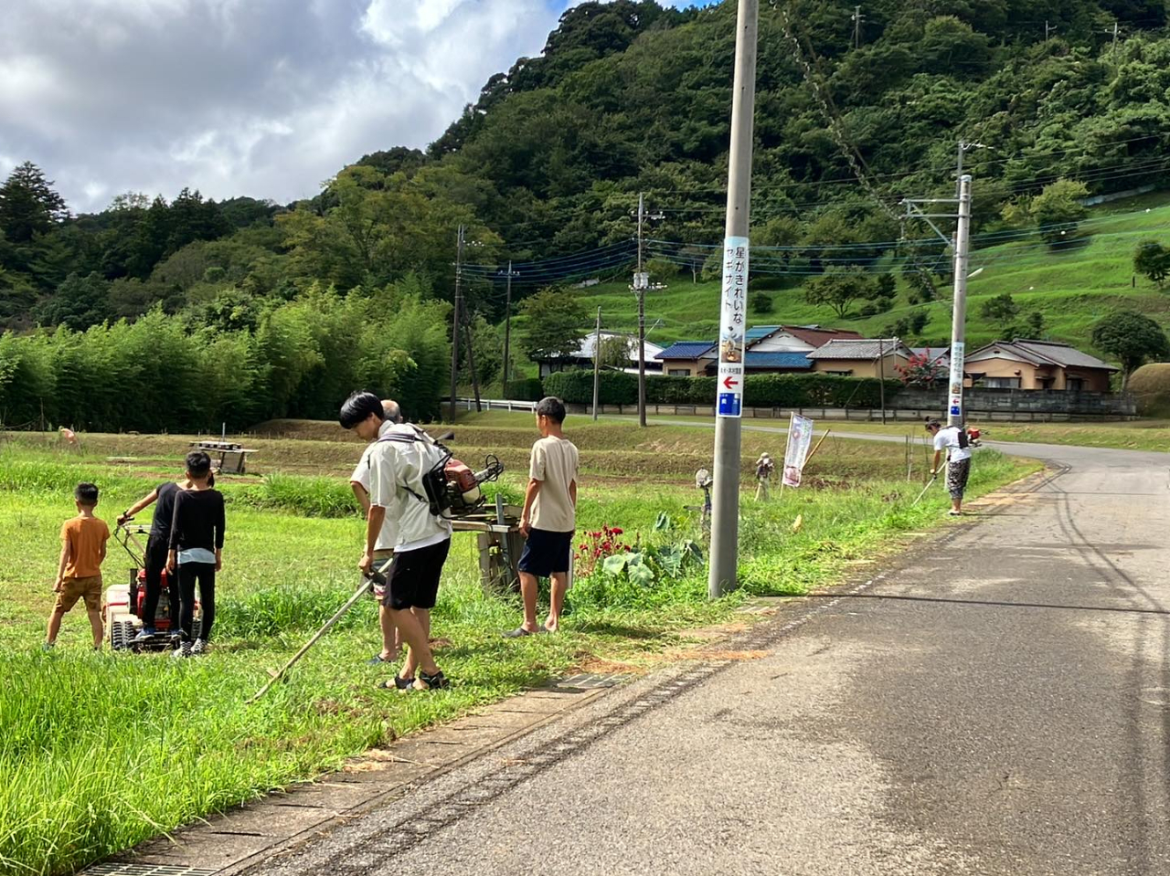 景観の良い畑でキャンプ!仮払い機で上手に草刈りする高校生