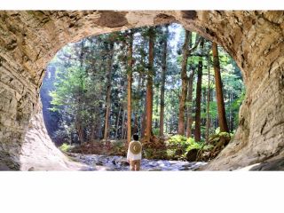 手掘り洞窟から見える景観が美しい、ここでおにぎりでも食べたら心も身体もリフレッシュします。ゴミは人の分まで拾いましょう。絶景空間の維持にご協力ください。