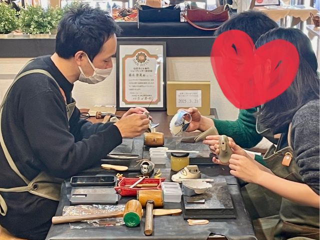 靴職職人・シューフィッターが、1工程1工程丁寧に教えながら作っていきます。