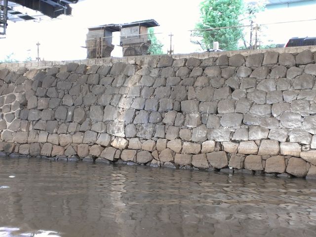 「江戸城石垣」 石垣表面には天下普請によって動員された大名の刻印が