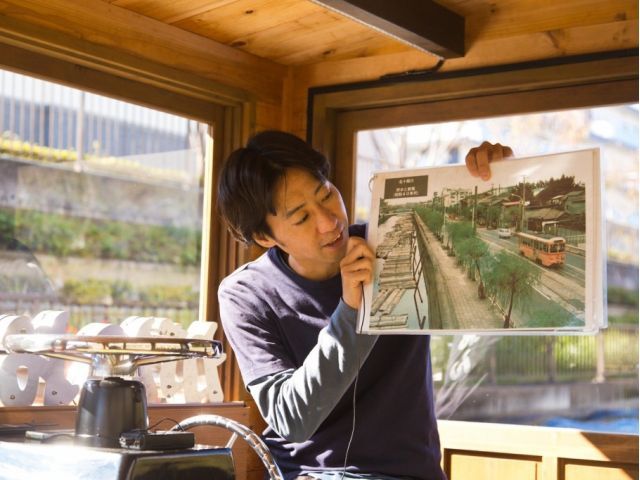 「船上ガイド」 船長が川沿いの名所は歴史をご案内