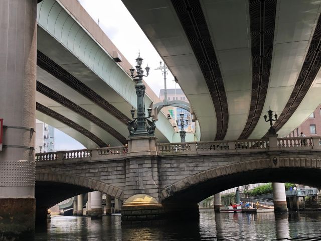 江戸文化の中心地「日本橋」を出航。大型デパートや老舗店舗もたくさんあるので、ご乗船前後には街歩きもお楽しみください