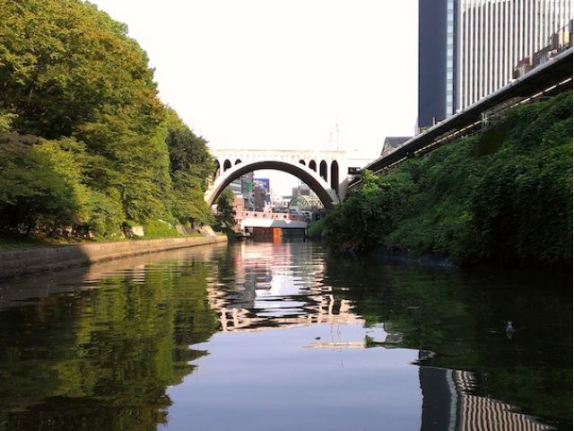 「お茶の水切通」 神田台地の切り通しで完成したお茶の水の聖橋付近。江戸の頃は風光明媚な名所「お茶の水渓谷」として親しまれました