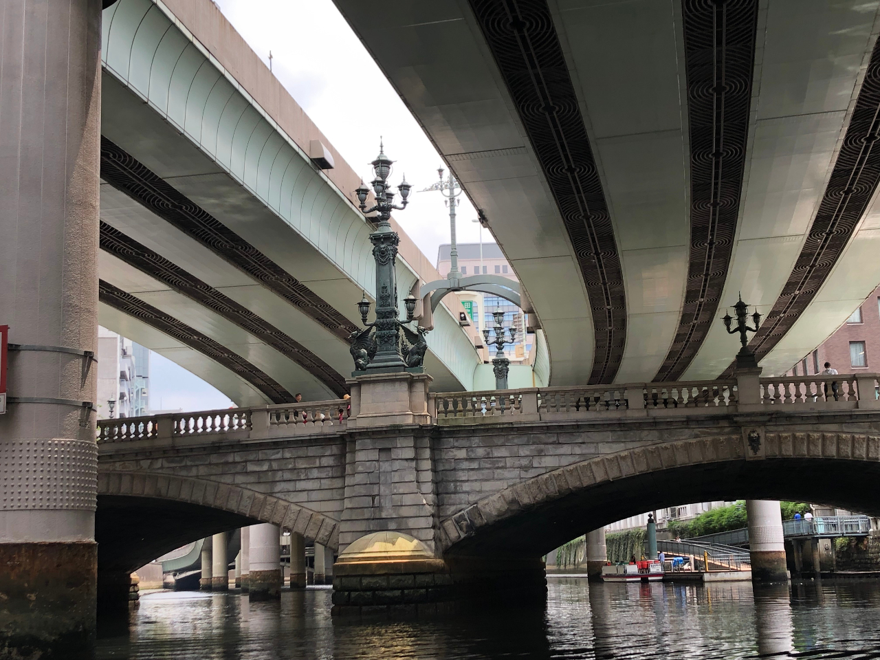 江戸文化の中心地「日本橋」を出航。大型デパートや老舗店舗もたくさんあるので、ご乗船前後には街歩きもお楽しみください