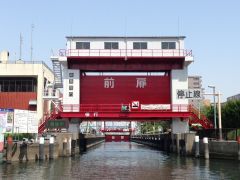 前扉が上がっている「扇橋閘門」。青信号なので、このまま船で水門に突入します