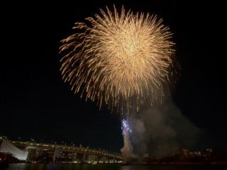 「お台場レインボー花火」 短い時間ながら連続して一気に打ち上る花火は迫力満点です