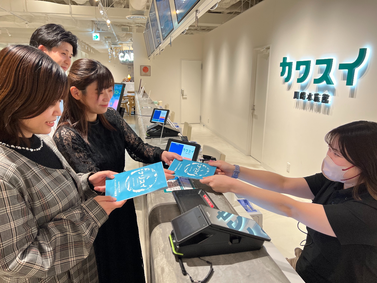 カワスイに到着しましたら、チケットカウンターで謎解きキットをお受け取りください