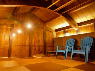 蔵サウナ2階、ととのいスペース。水に濡れてもokな畳敷なので、寝転ぶもよし、チェアでくつろぐもよしです。※その他写真は後日登録