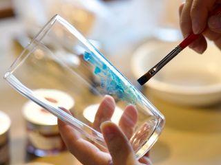 グラスにペイント。あなただけの作品が出来上がります。美大大学院卒のアーティストがマンツーマンでフォローしますので、初心者の方でもご安心ください♪