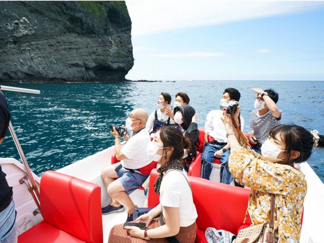 説明を聞きながら、絶壁の写真撮影!