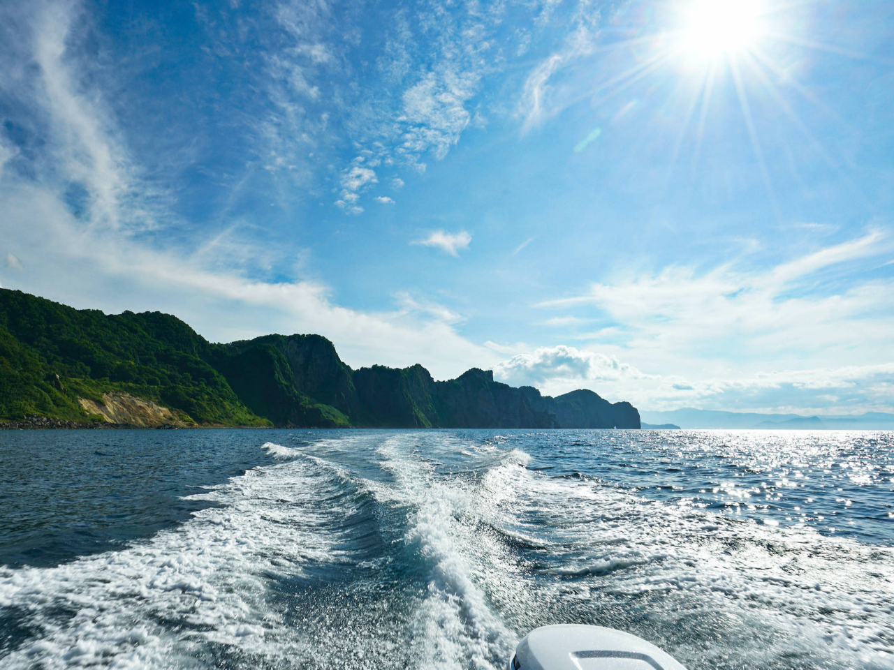 短い北海道の夏の太陽と爽快な海上クルージング!