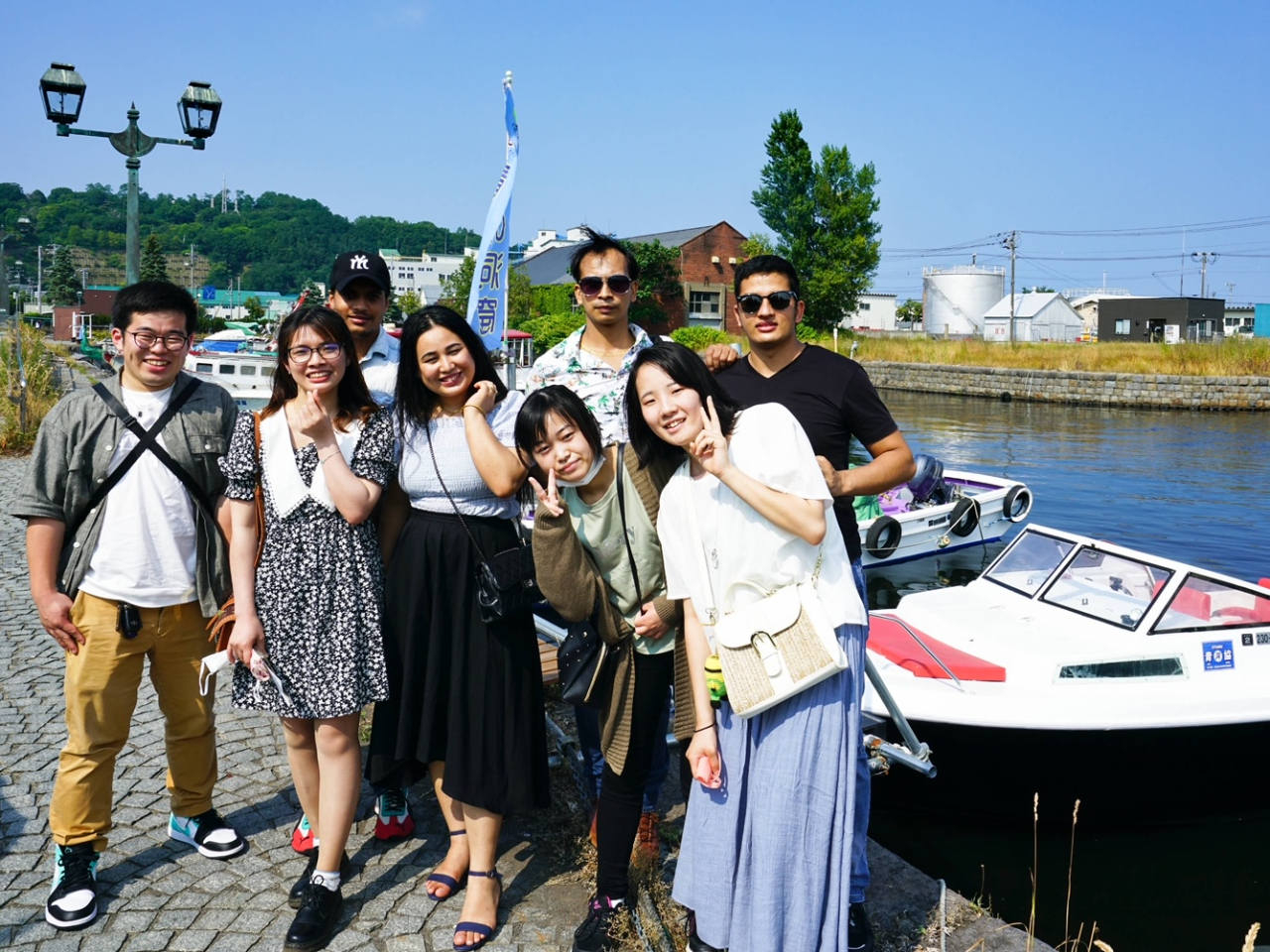 運河沿いの乗り場で、みんなで記念撮影!