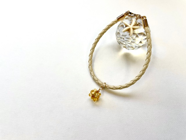 例1)革ひも白、金具はゴールド(パーツはビーズボール+ヒトデ型ビーズ)