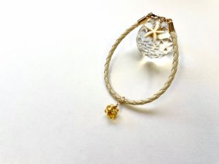 例1)革ひも白、金具はゴールド(パーツはビーズボール+ヒトデ型ビーズ)