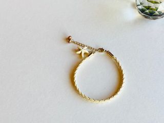 例1)革ひも:白色、金具:ゴールド色、チャーム:ヒトデ+淡水パール